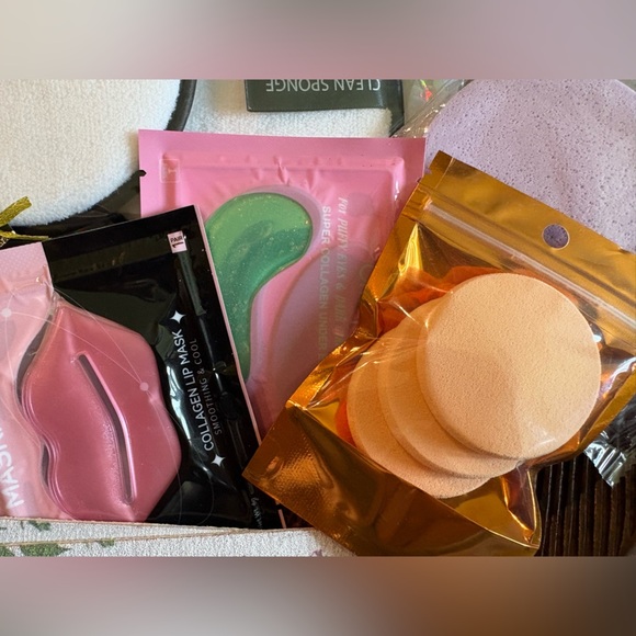 Assorted Skincare and Beauty Set - Picture 3 of 6